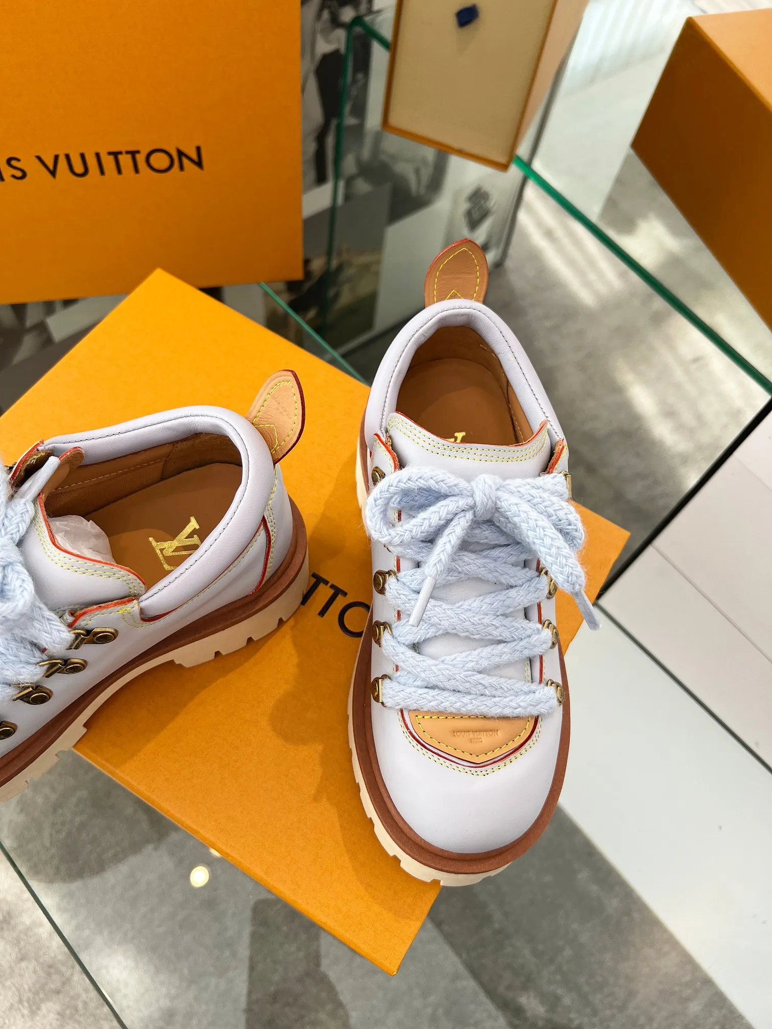 👟👟Ex-factory price 640👟👟 LV's new couple's thick-soled hiking shoes, your original custom-made large-soled shoe brand, giving the foot flexibility and freedom, a good pair of shoes to wear all summer. Fabric: First-layer imported calfskin, cowhide lining Size: 35-46 Welcome to send pictures to place orders